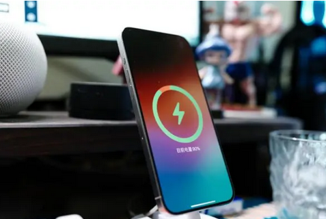 龙山苹果15换屏服务分享用什么充电器给iPhone15充电更好 
